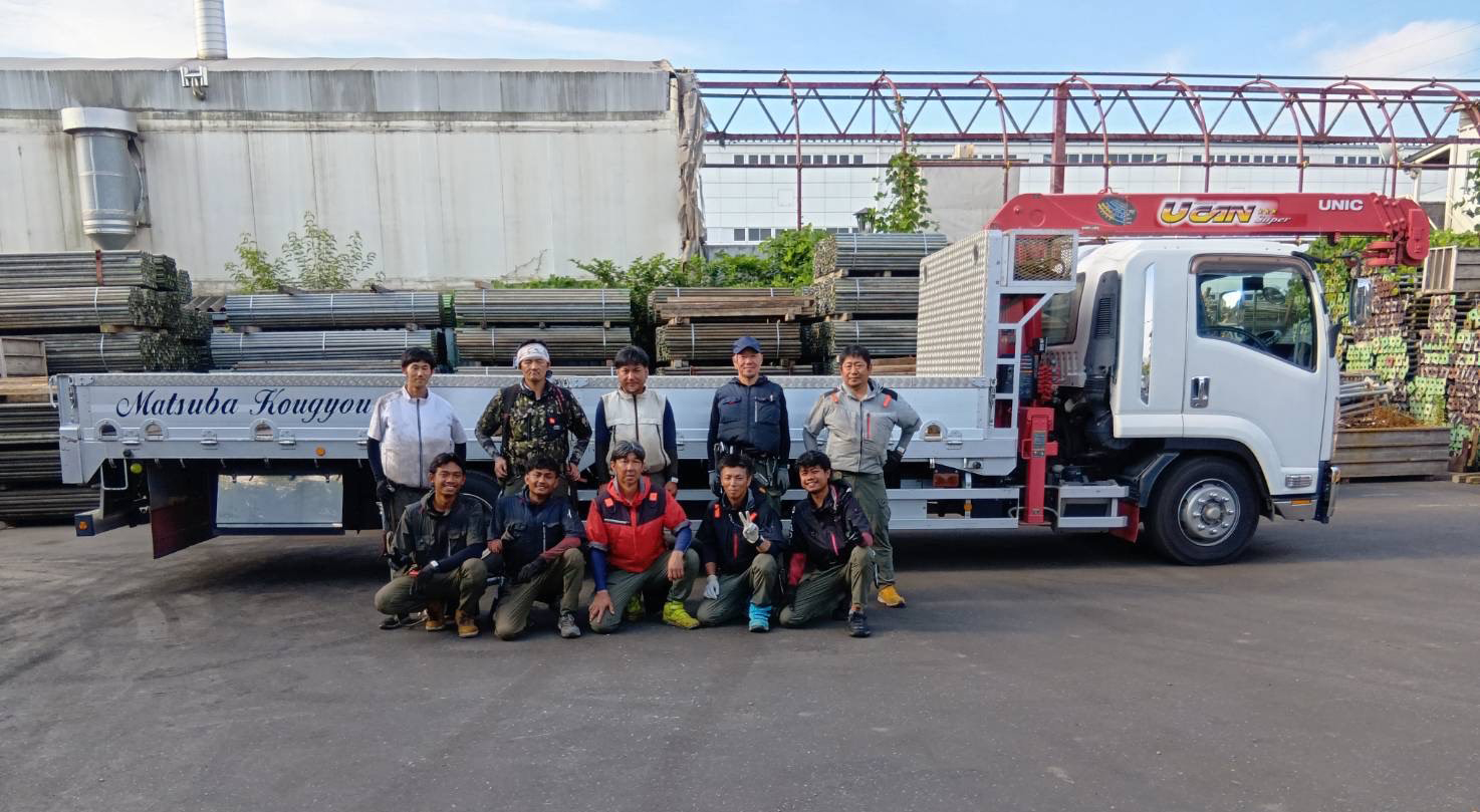 資料を持って見上げる作業員