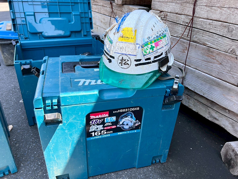 ヘルメットを被った作業員二人